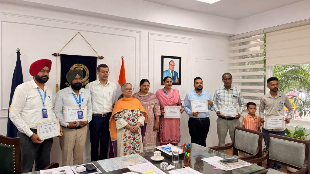 Deputy Commissioner honours BLOs who have achieved the target of 100 percent digitalization